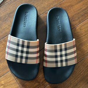 Burberry vintage check slides